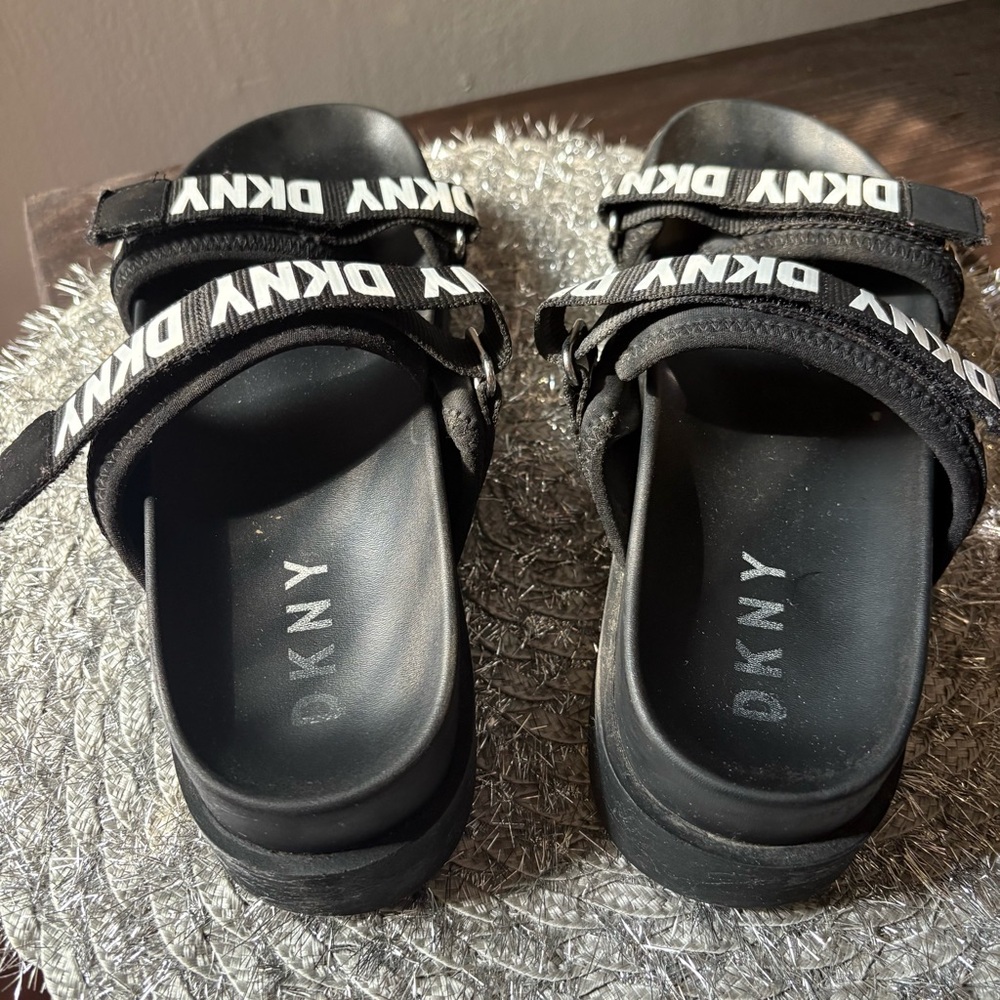DKNY platform slides - Picture 2 of 5
